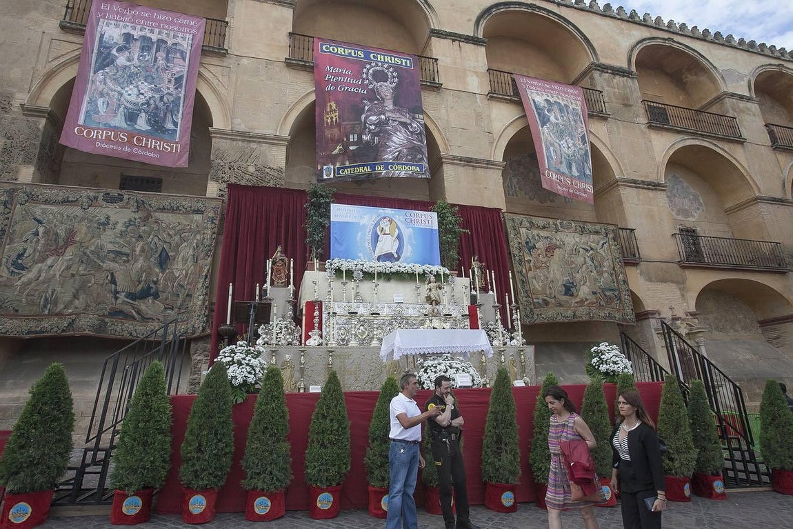 La procesión del Corpus Christi recorre las calles de Córdoba