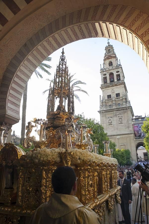 La procesión del Corpus Christi recorre las calles de Córdoba