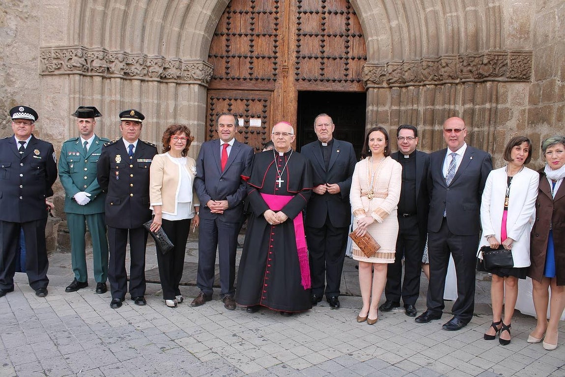 El delegado del Gobierno en Castilla-La Mancha en la Colegiata de Santa María la Mayor de Talavera, junto al obispo auxiliar Ángel Fernández Collado y otras autoridades civiles y militares. 