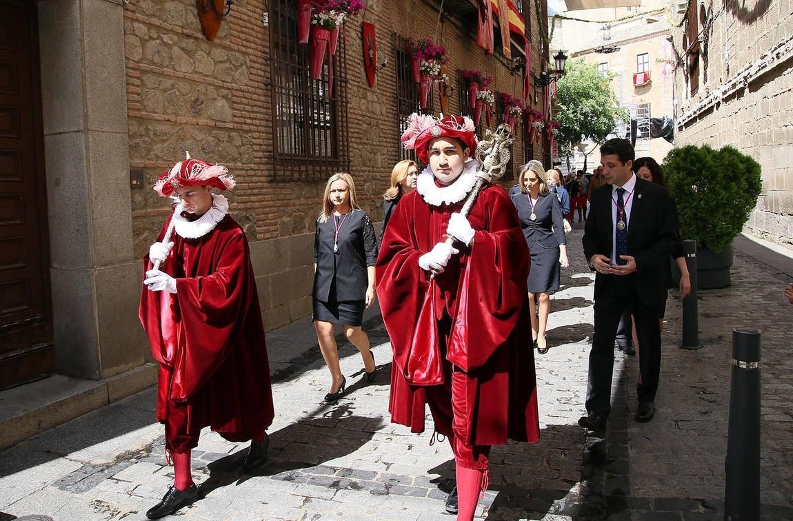 La corporación municipal de Toledo acude a la misa en la catedral. 