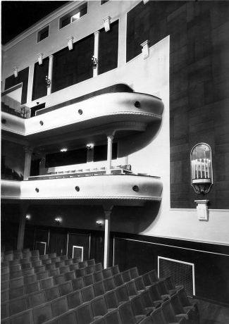 Detalles laterales del interior del Cine Moderno en los años sesenta. Foto. Colección particular
