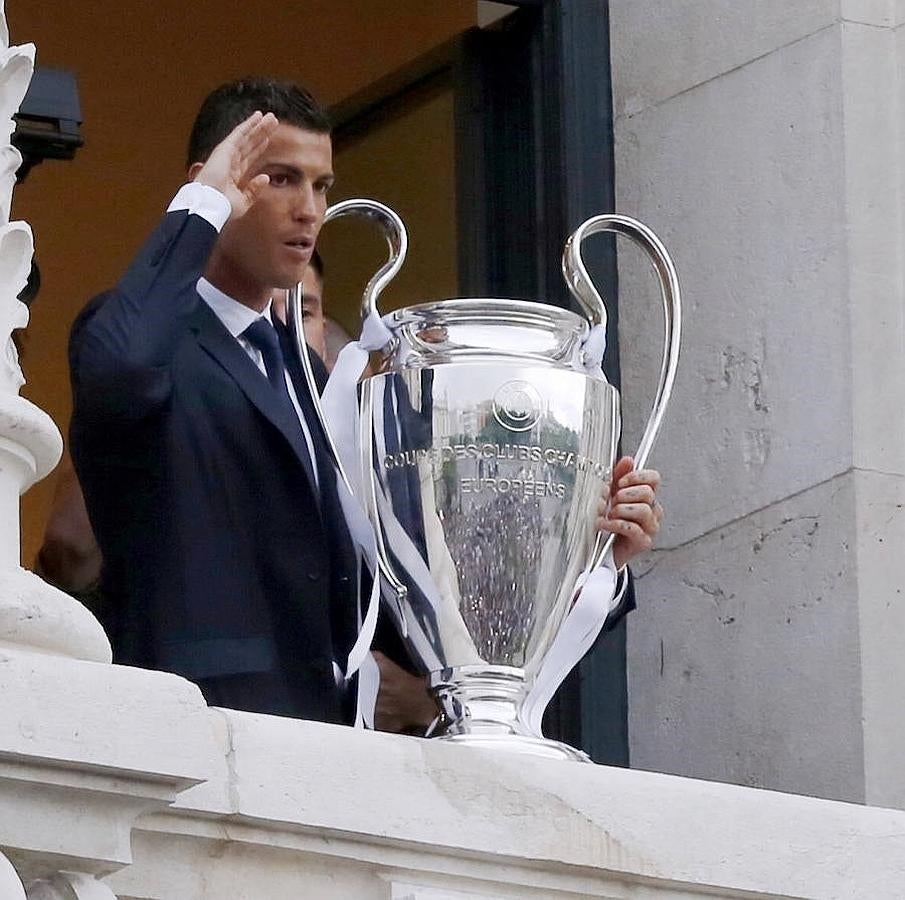 Cristiano enseña la Copa a la afición. 