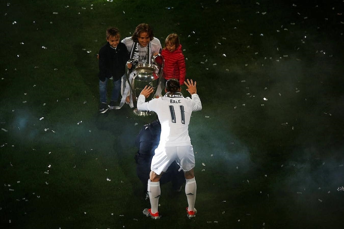 Bale juega con Modric y sus hijos en la celebración en el Bernabéu