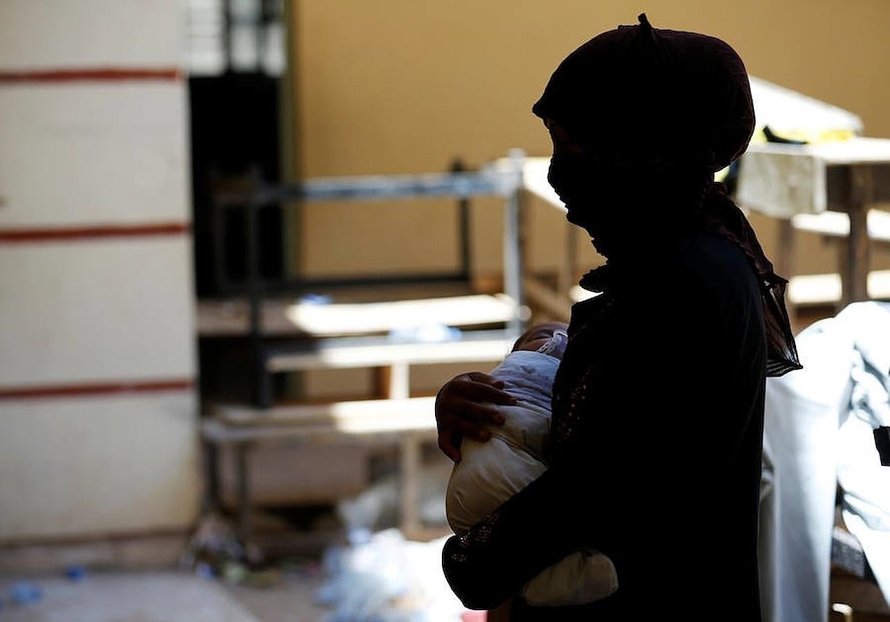 Una mujer con su bebé en Garma. 