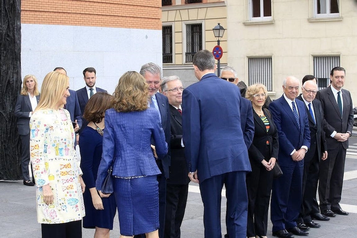 Los Reyes fueron recibidos, entre otros, por la presidenta de la Comunidad de Madrid, Cristina Cifuentes (i); la vicepresidenta del Gobierno, Soraya Sáenz de Santamaría (2i); y la alcaldesa de Madrid, Manuela Carmena; a su llegada al Museo del Prado. 