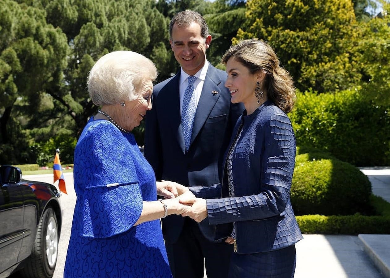 Felipe VI y la Reina Letizia saludan a la princesa Beatriz tras participar en la inauguración de la gran exposición sobre El Bosco en el Museo del Prado. 