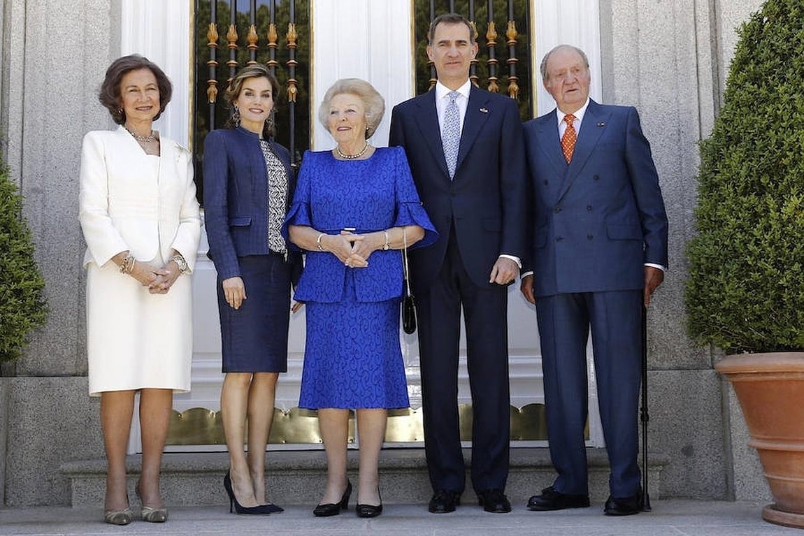 Felipe VI y la Reina Letizia, acompañados por los Reyes Juan Carlos y Sofía, posan con la princesa Beatriz de Holanda (c) antes del almuerzo. 