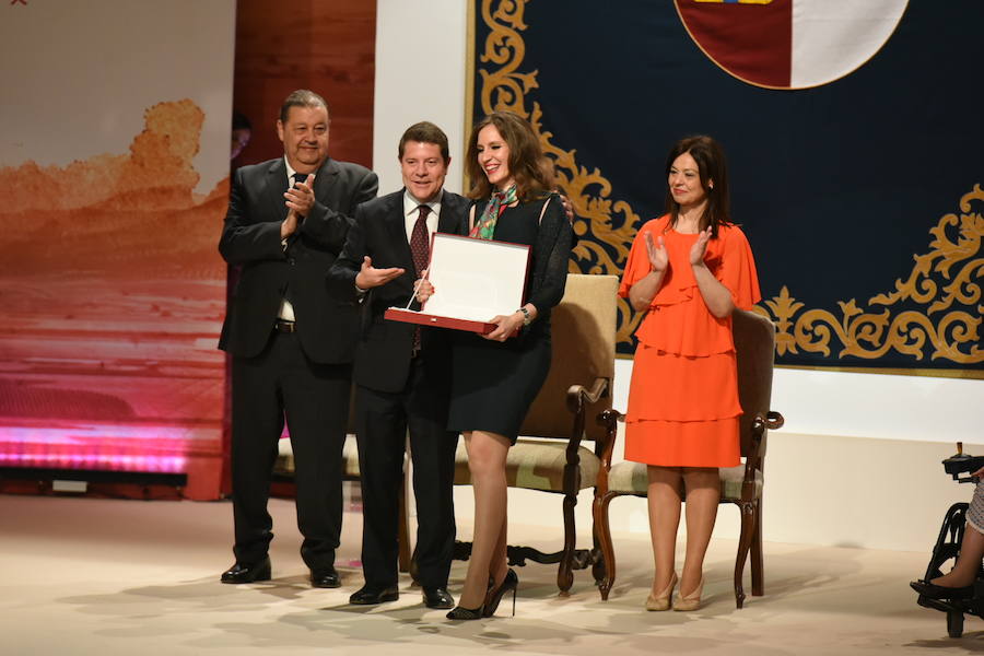 Placa al Mérito a María de Toledo por su brillante trayectoria artística