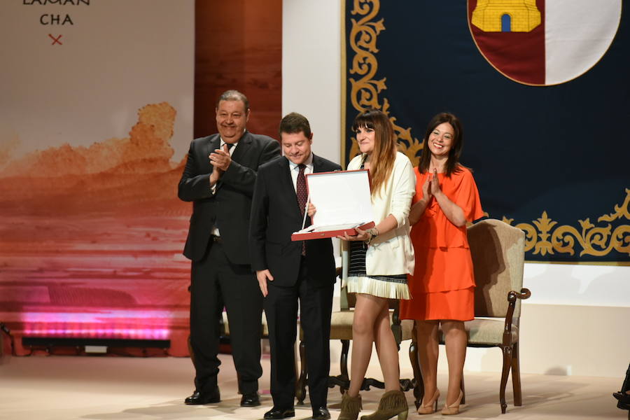 Placa al Mérito a Rozalén, por su brillante trayectoria artística