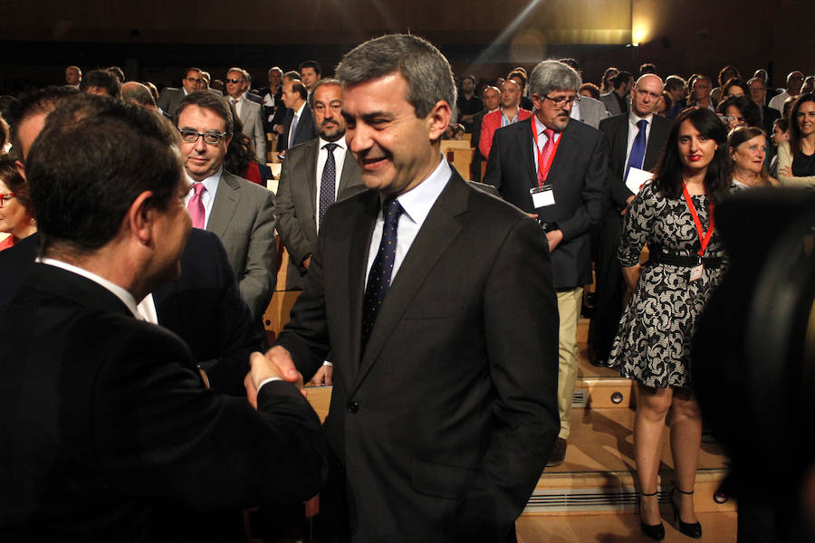 Álvaro Gutiérrez saluda a García-Page. 