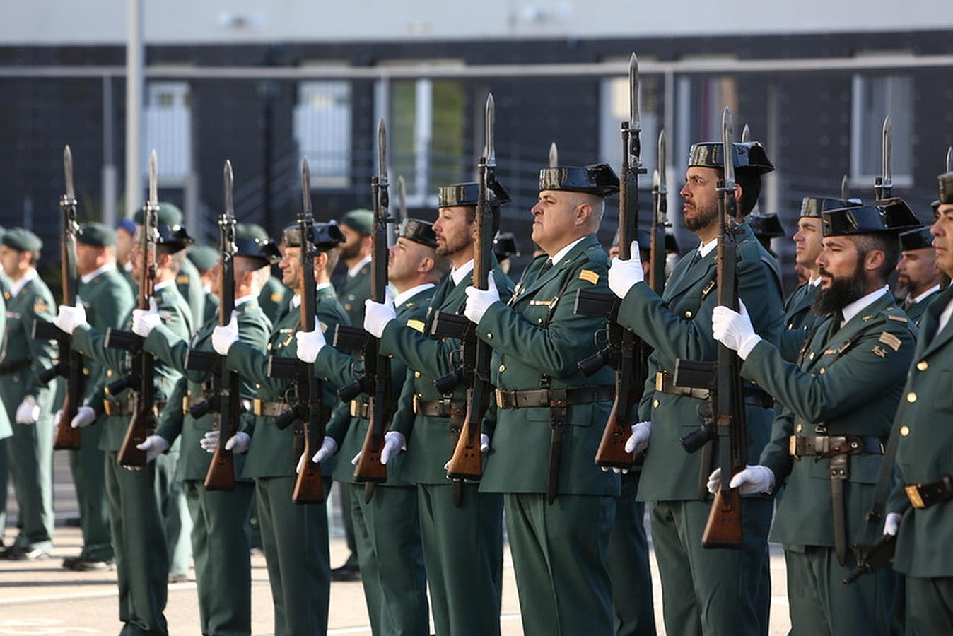 Las imágenes del acto en Cádiz del 172 aniversario de la fundación de la Guardia Civil