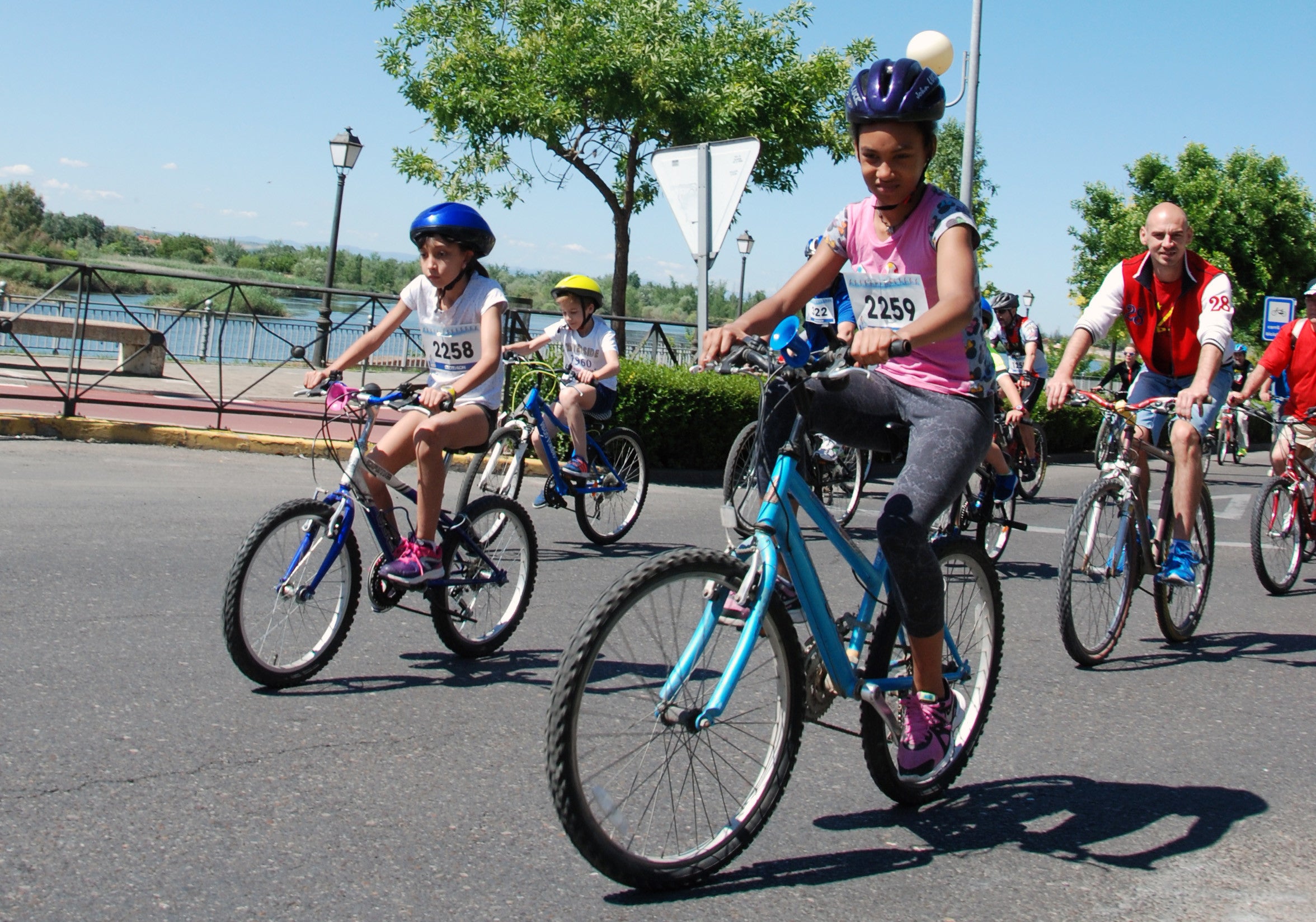 Talavera se echa a la calle para celebrar el Día de la Bicicleta