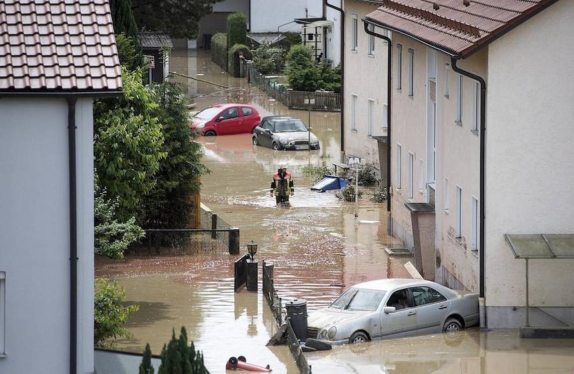 Varios vehículos aparecen destrozados debido a las inundaciones en las calles de Simbach. 