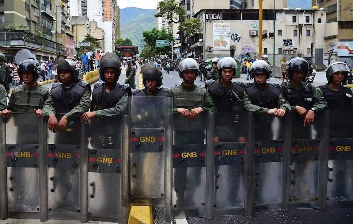 En imágenes: Los venezolanos se enfrentan a la Guardia Nacional bolivariana en una protesta contra la escasez