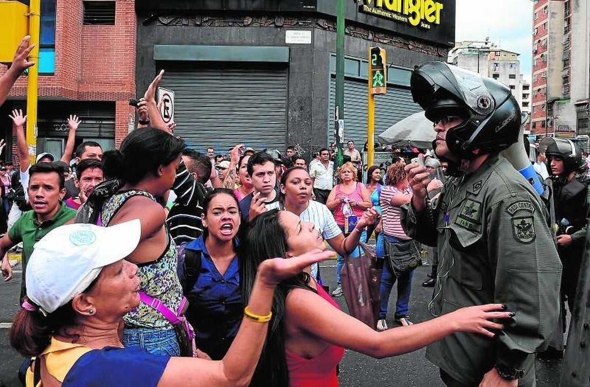 En imágenes: Los venezolanos se enfrentan a la Guardia Nacional bolivariana en una protesta contra la escasez