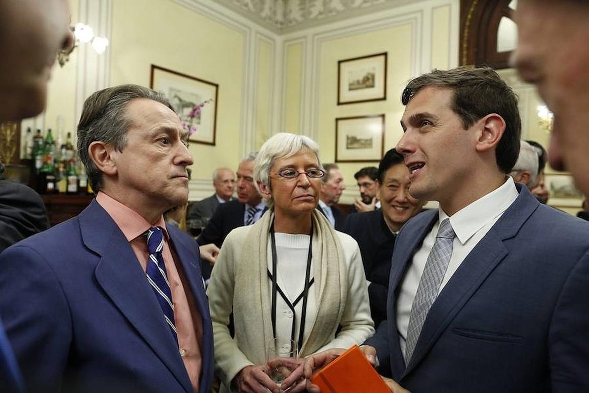 Albert Rivera conversa con el periodista Hermann Tertsch y Soledad Luca de Tena. 