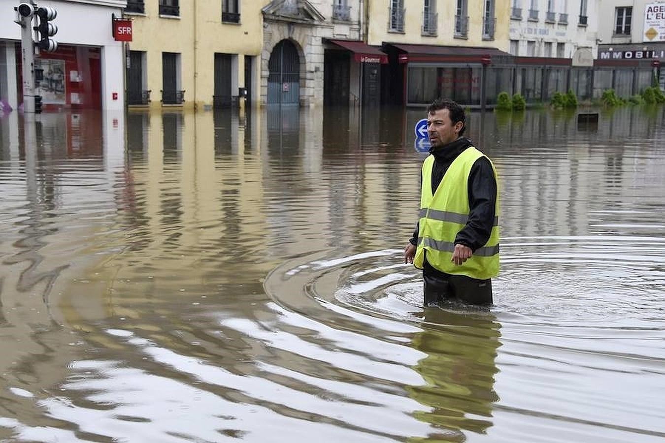 En imágenes: la crecida del Sena alcanza los 5,58 metros a su paso por París, que se encuentra inundada