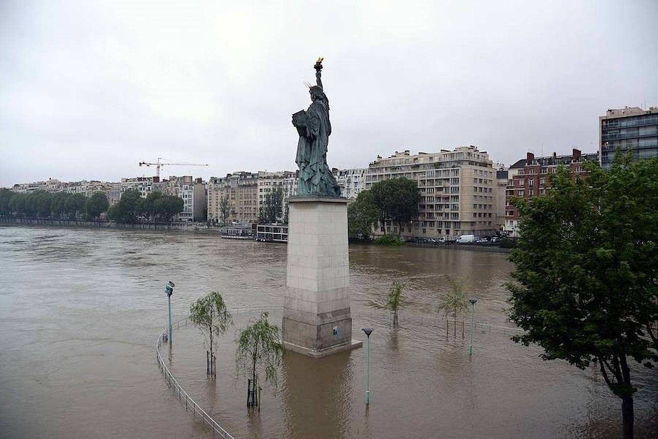 En imágenes: la crecida del Sena alcanza los 5,58 metros a su paso por París, que se encuentra inundada