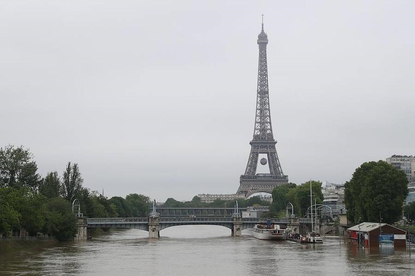 En imágenes: la crecida del Sena alcanza los 5,58 metros a su paso por París, que se encuentra inundada