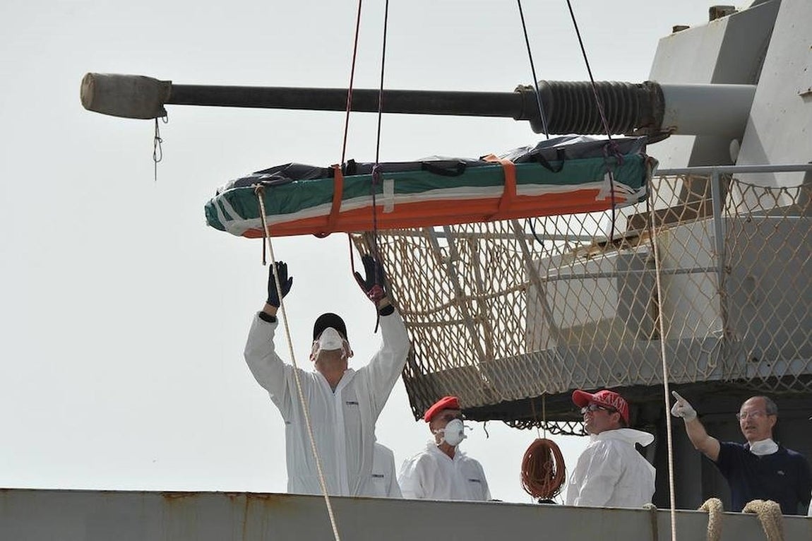 El barco de la Marina italiana «Vega» recoge el cuerpo sin vida de un inmigrante ahogado en las aguas de Reggio Calabria el domingo 29 de mayo. 