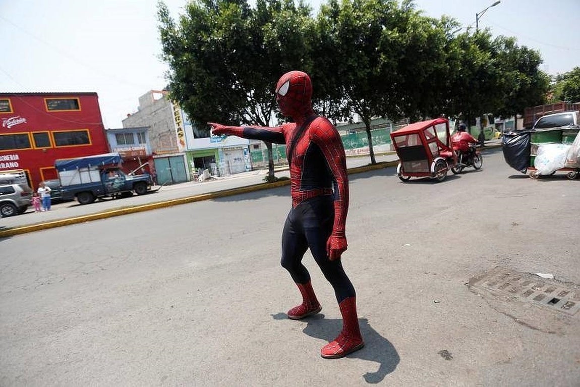 El pudor no existe para este mexicano, orgulloso de su vestimenta. 