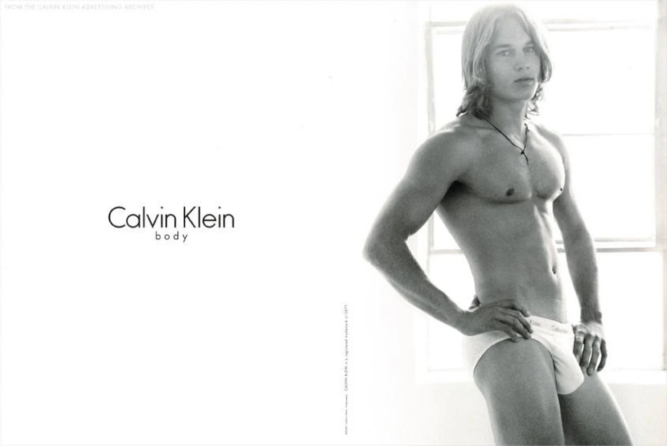 Un jovencísimo Travis Fimmel en la sensual campaña de ropa interior de Calvin Klein.