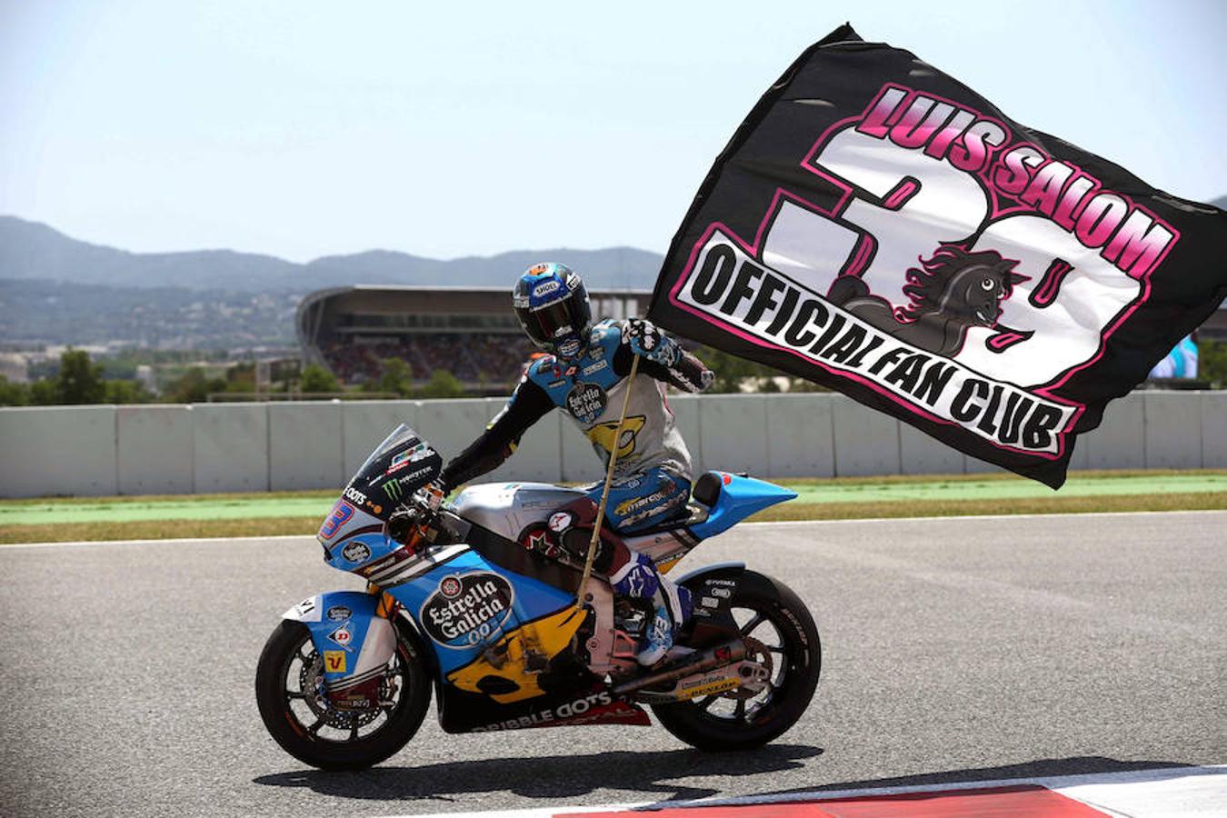 El piloto españaol Alex Márquez, homenajeó a Luis Salom tras finalizar la carrera de Moto2 del Gran Premio de Cataluña. 