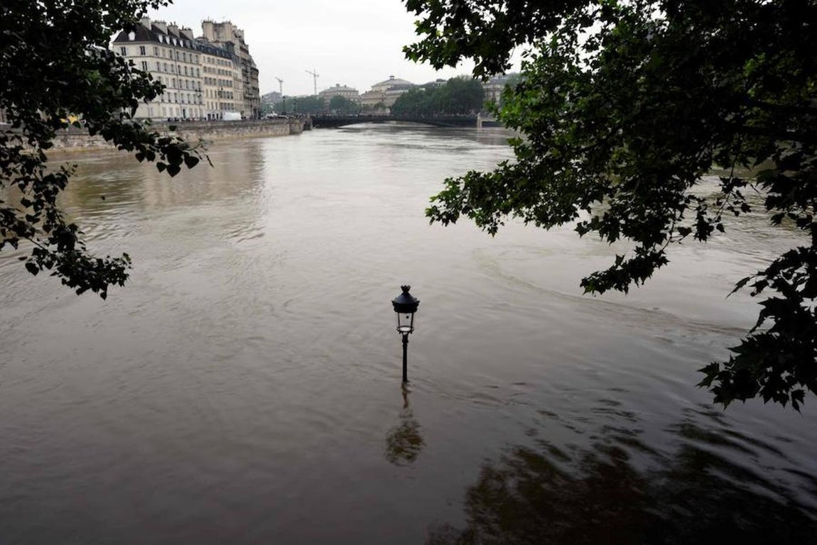 Una farola que emerge desde el río Sena en un París inundado. 