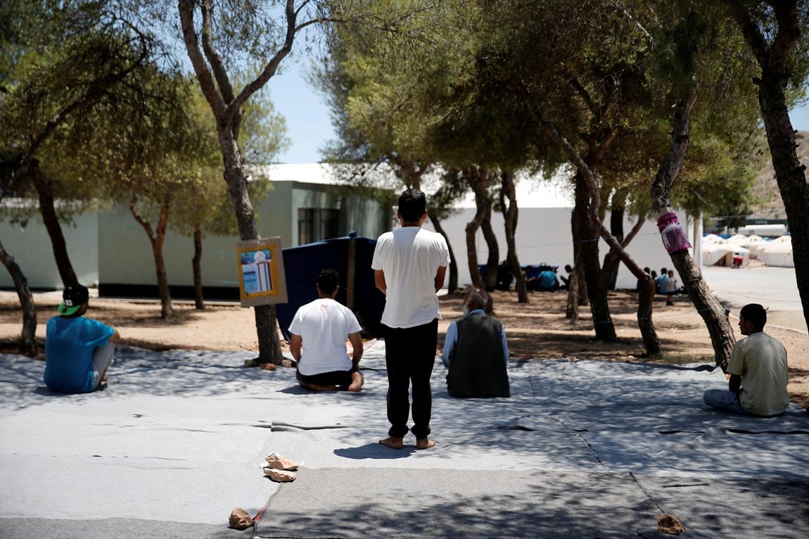 Emigrantes rezan en el primer día del Ramadán en el campamento de refugiados de la localidad de Schisto, cerca de Atenas. 