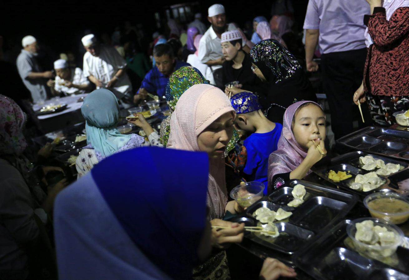Varios musulmanes desayunan durante el primer día de Ramadán en la mezquita de Niujie, este lunes en Pekín. Es un mes de gran importancia y simbolismo para los musulmanes, en el que los creyentes se abstienen de comer, beber, fumar y mantener relaciones sexuales desde el alba hasta la puesta de sol