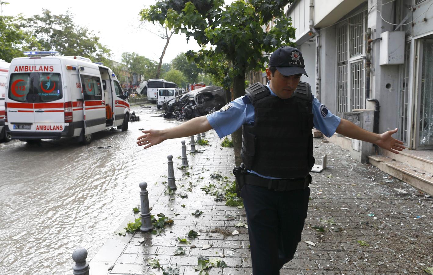 Un policía vigila la calle del centro de Estambul donde se ha producido el atentado con coche bomba