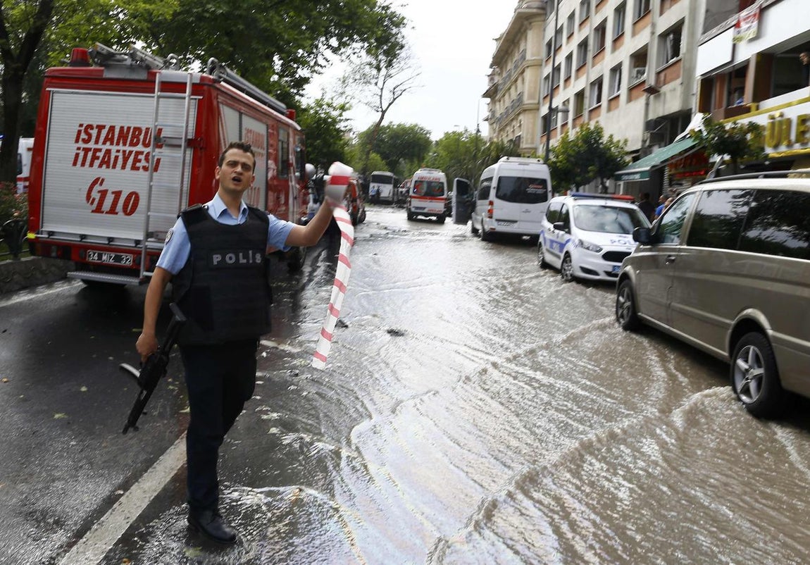 Un policía en la calle de Estambul donde se ha producido un atentado con coche bomba. 