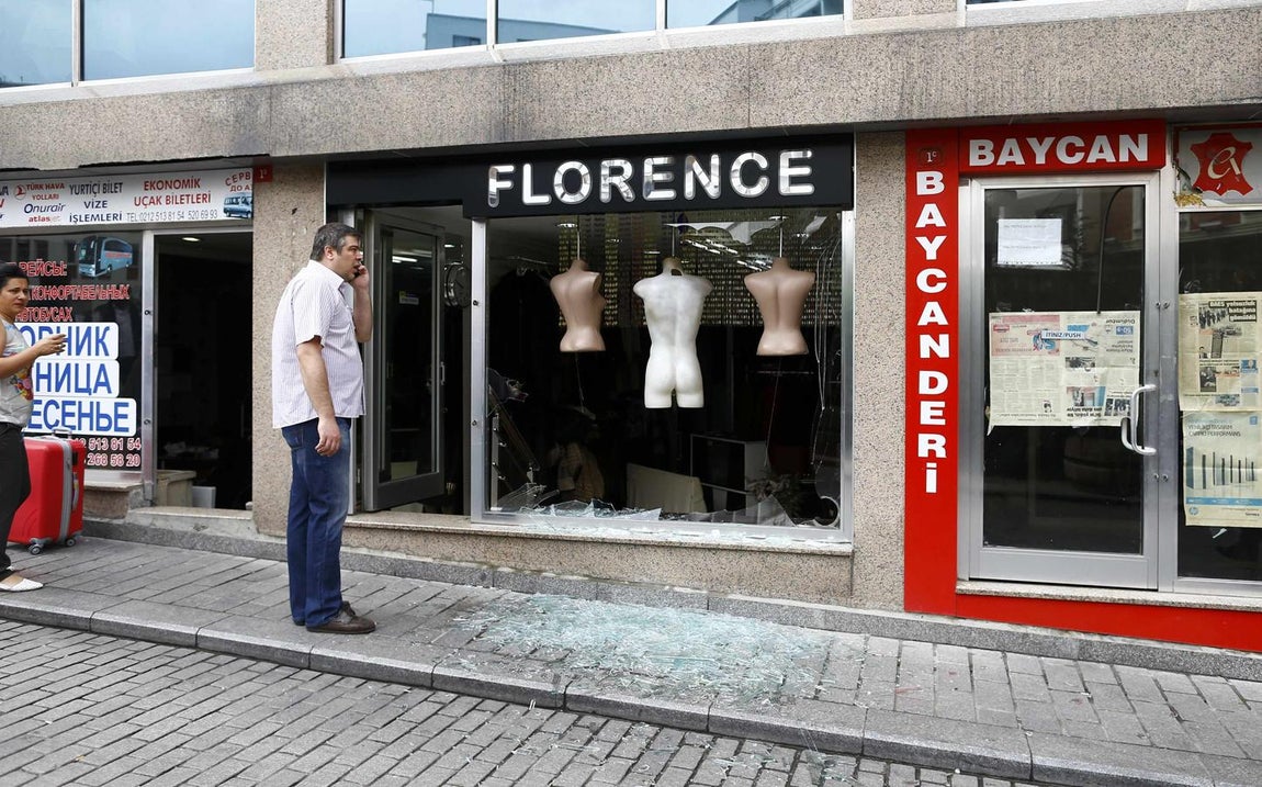 Una tienda destrozada por el atentado con coche bomba en Estambul. 