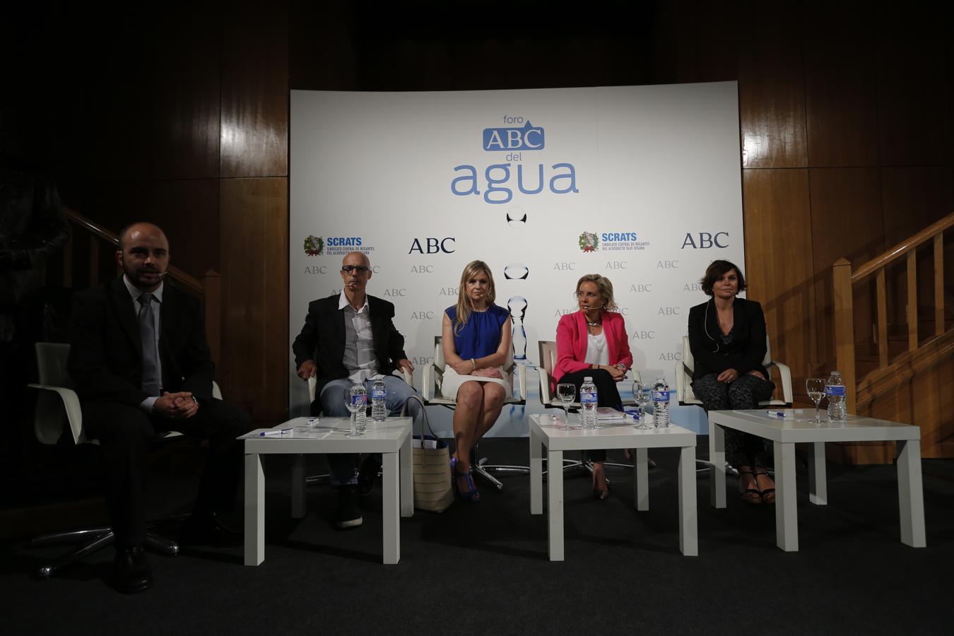 La mesa de intervenciones del Foro del Agua de ABC, con la participación de Álvaro Prat, Elena de la Cruz, Adela Martínez-Cachá e Inés Torralba, y moderada por David Martínez. 