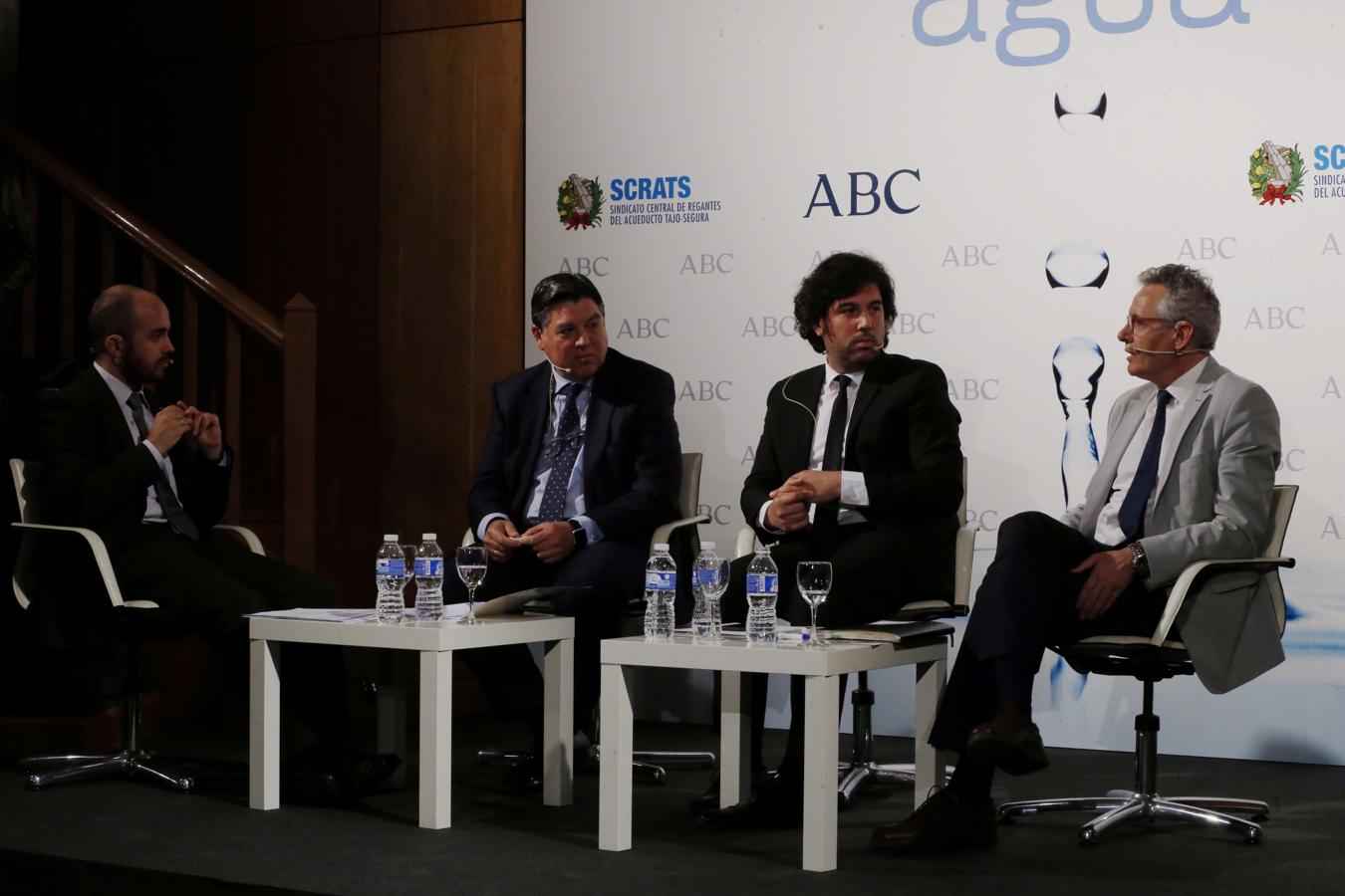 La mesa de intervenciones del Foro del Agua de ABC, con la participación de José Manuel Claver, Gonzalo Delacámara y Alberto Garrido, y moderada por David Martínez. 