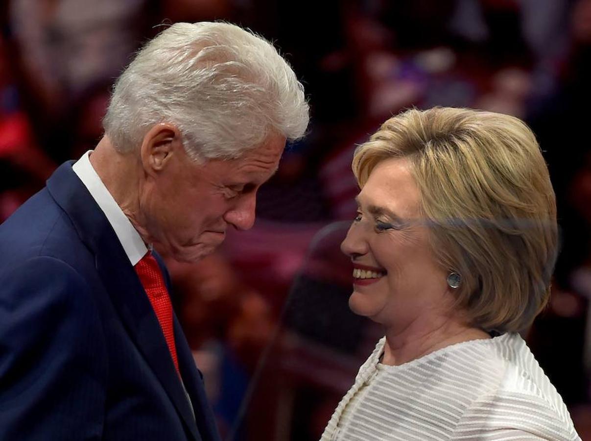 Hillary Clinton junto a su marido, el expresidente estadounidense Bill Clinton, durante las primarias de este martes, en Nueva York. 