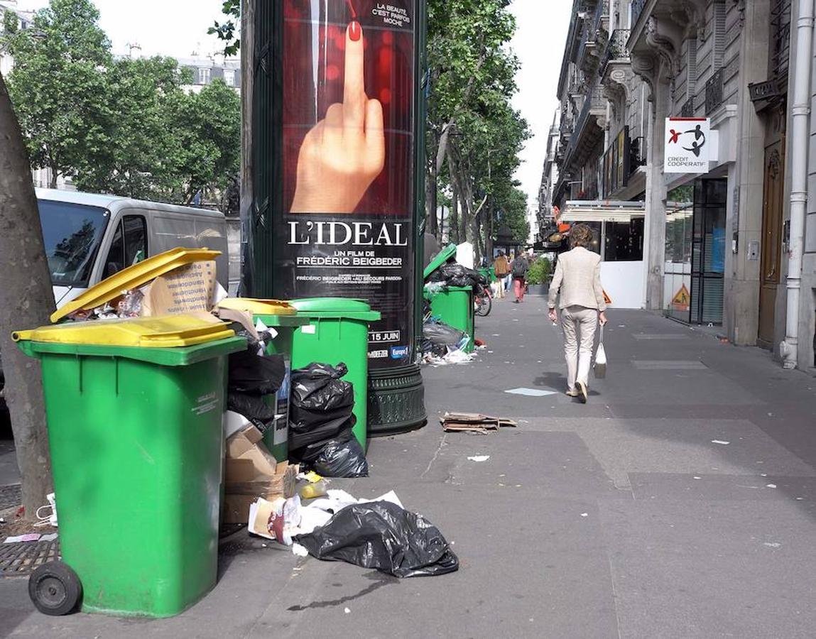 Contenedores repletos de basura y bolsas tiradas por las calles constituyen el escenario en que se ha convertido París