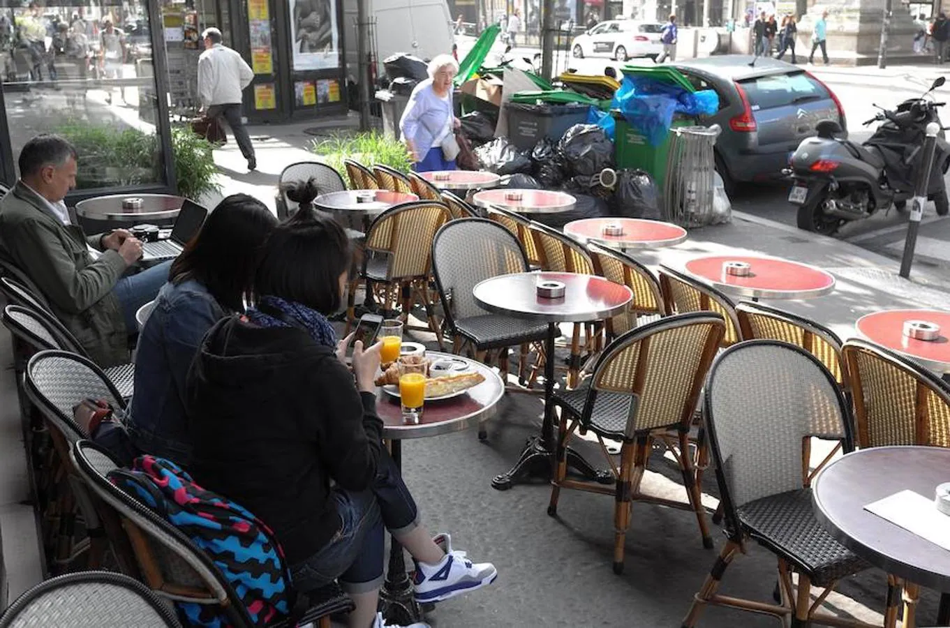 Los turistas deben lidiar con los desperdicios que se acumulan frente a cafés y restaurantes