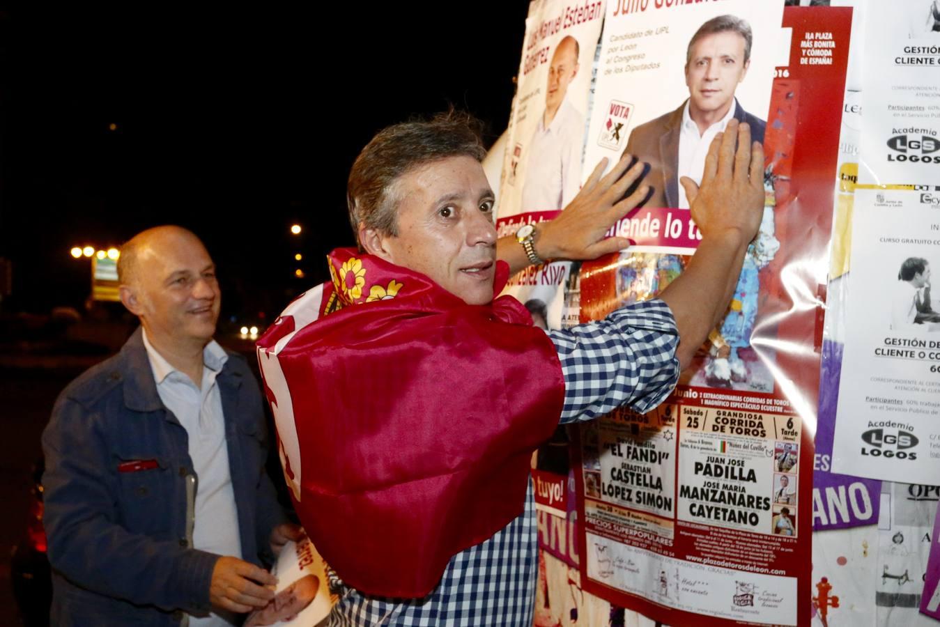 Los candidatos al Congreso y al Senado de la UPL, Julio González (D) y Luis Manuel Esteban (I) participan en el inicio de campaña del partido en la Plaza de Guzmán de León
