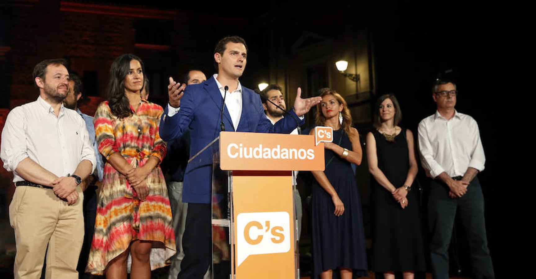 La tradicional pegada de carteles da el pistoletazo de salida a la campaña electoral del 26-J