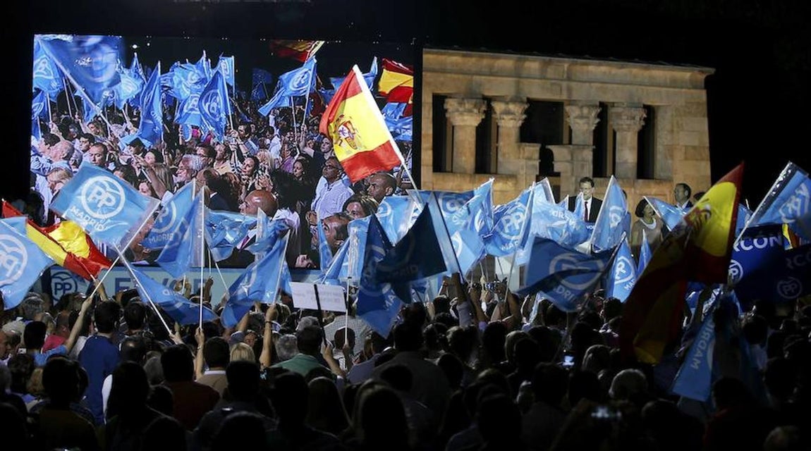 La tradicional pegada de carteles da el pistoletazo de salida a la campaña electoral del 26-J