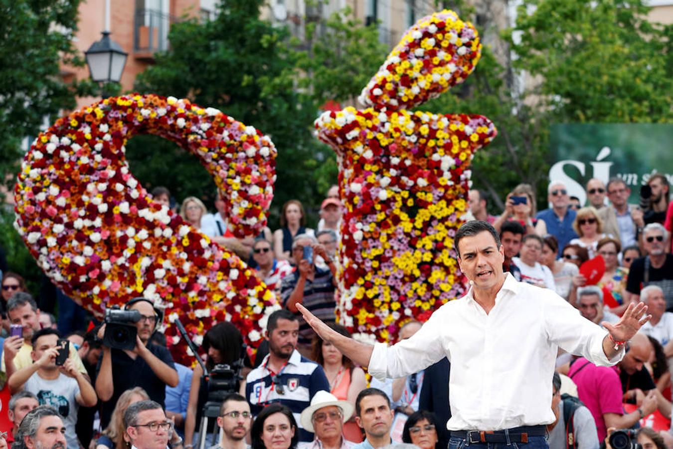 La tradicional pegada de carteles da el pistoletazo de salida a la campaña electoral del 26-J