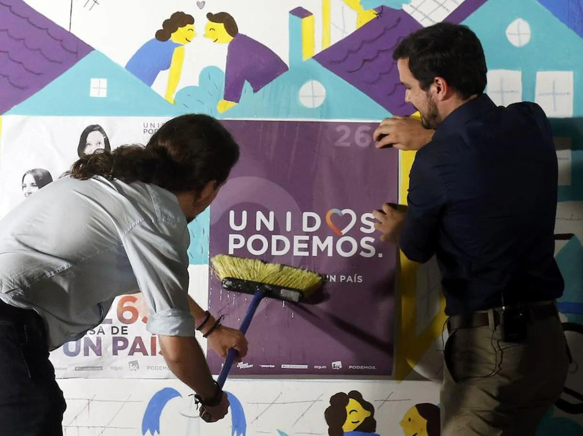 La tradicional pegada de carteles da el pistoletazo de salida a la campaña electoral del 26-J