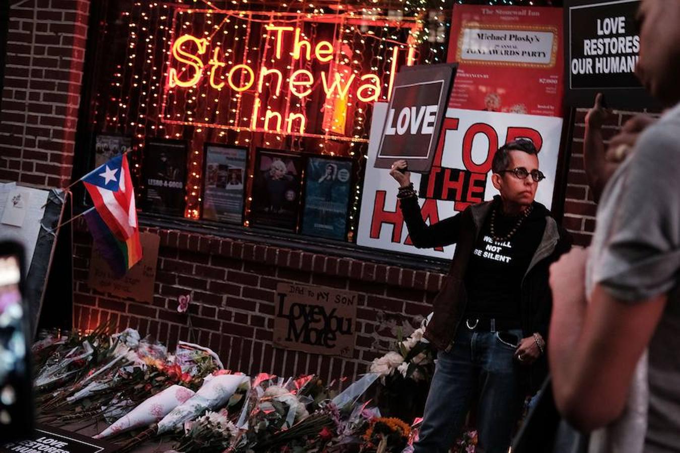 Congregados en la puerta del Stonewall Inn, en Nueva York, el emblemático bar LGTB epicentro de los primeros movimientos por los homosexuales a mediados del siglo XX. 