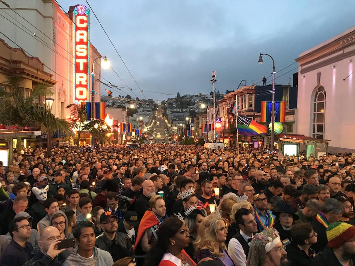 Marcha en honor a los fallecidos en el distrito de Castro, en San Francisco (California). 