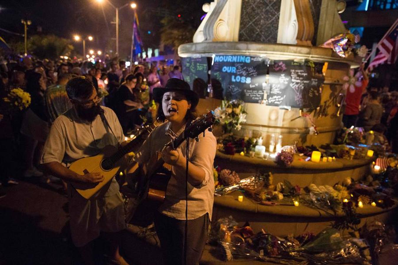 Un cantante homenajea con sus canciones a las víctimas del atentado delante del monumento a la legalidad del amor en Dallas, Texas. 