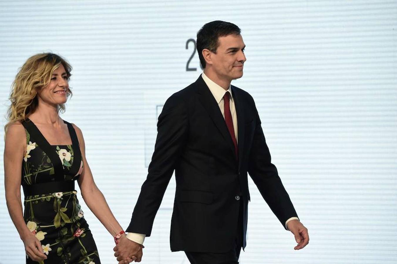 El candidato por el PSOE a la presidencia del Gobierno, Pedro Sánchez, llegó acompañado por su esposa, Begoña Gómez. 