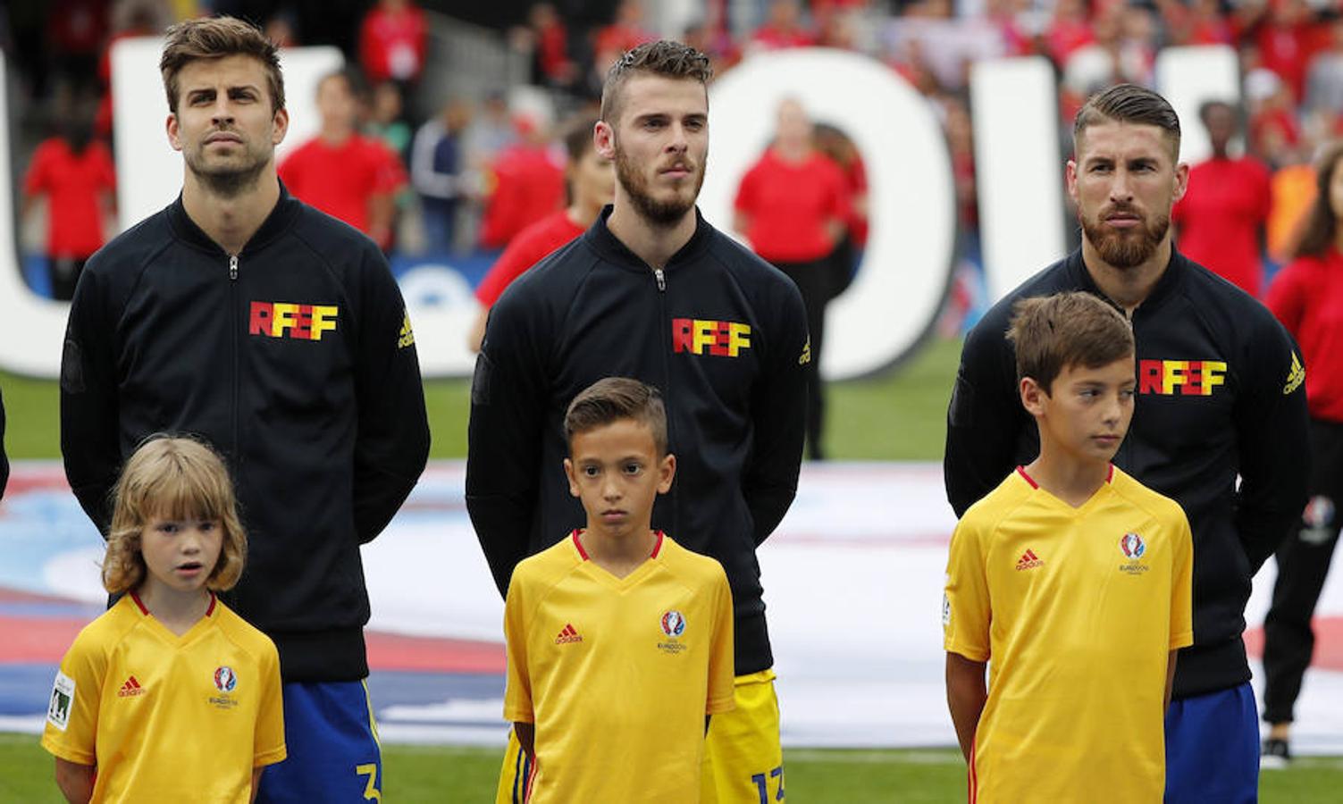 Los jugadores de la selección española Gerard Piqué (i) David de Gea (c) y Sergio Ramos posan al inicio del partido. 