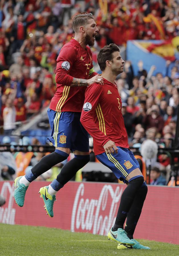 Piqué y Sergio Ramos celebran el gol que le dio el triunfo a España en el primer partido de la Eurocopa. 