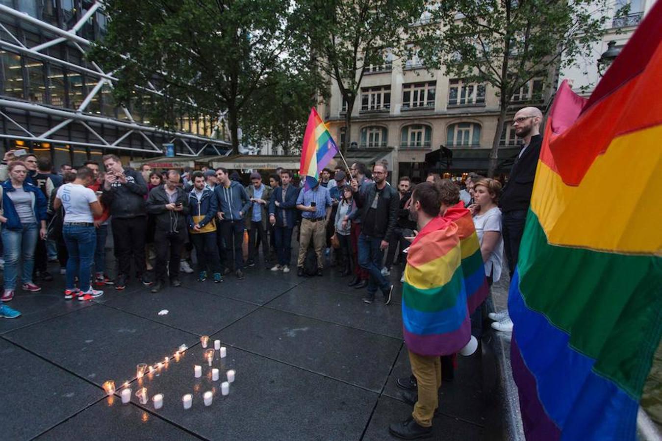 También en París hubo una pequeña concentración para recordar a los 50 fallecidos tras el tiroteo en un bar gay de Orlando. 